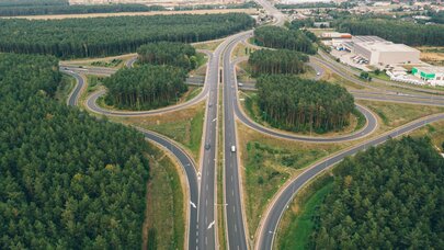 Autobahnschleife mit Begr&uuml;nung