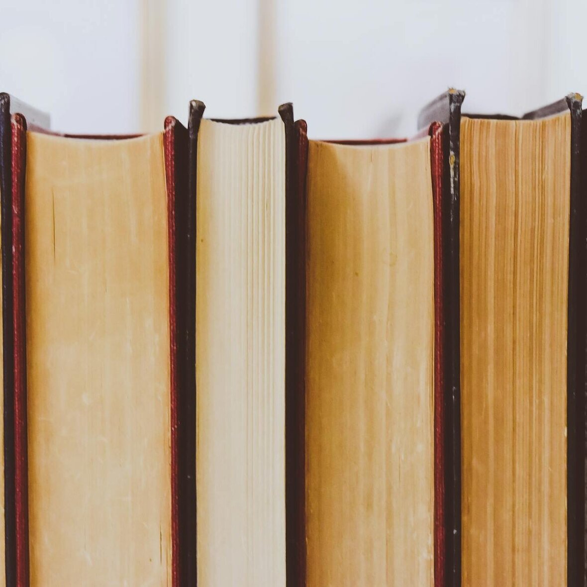 B&uuml;cher nebeneinander aufgereiht