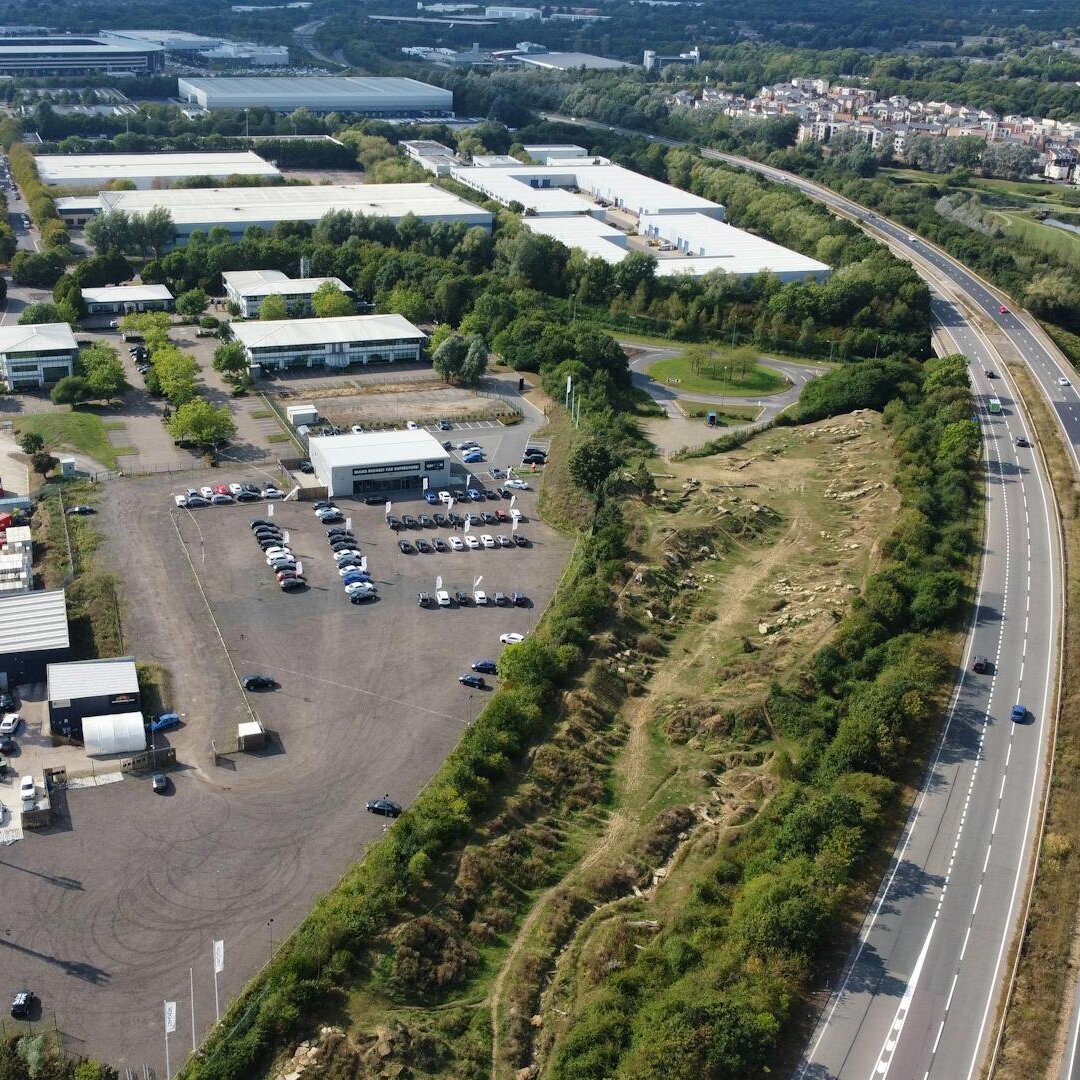 Gewerbegebiet mit Autobahn